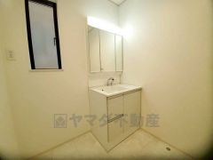 三面鏡つき洗面台。鏡裏にたっぷりとした収納スペースがあります。鏡を閉めてしまえば小物は見えないため、スッキリとした印象の洗面台にできます。