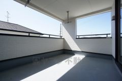 幅広のインナーバルコニーは急な雨から洗濯物を守りやすく、眩しすぎる日差しも和らげます。