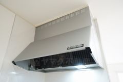 お手入れが簡単なスリム型レンジフードです。調理により発生する油煙や臭いを吸い込み、屋外へ排気してくれます。