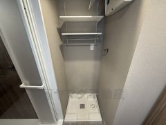 ランドリースペース上部には収納スペース付き。