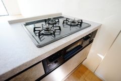 3種類の料理が同時に調理できる、3口ガスコンロ。忙しい夕食の支度時間が短縮できて効率よくお料理が楽しめます。