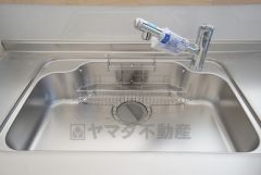 広々とした凸型シンクに洗剤ポケットを標準装備。大きなお鍋など洗いやすいです。