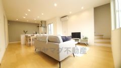 大きな窓のあるリビングは、陽光あふれる明るい空間です。居心地良く、ご家族皆がゆったり寛げる憩いの空間となりそうです。