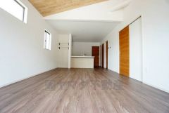 大きな窓のあるリビングは、陽光あふれる明るい空間です。居心地良く、ご家族皆がゆったり寛げる憩いの空間となりそうです。