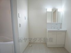 同仕様写真。三面鏡つき洗面台。鏡裏にたっぷりとした収納スペースがあります。鏡を閉めてしまえば小物は見えないため、スッキリとした印象の洗面台にできます。