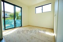 リビングからの続き間として和室をご用意しました。普段はリビングとつなげて開放的なスペースとして、来客時には客間としてお使いいただけます。