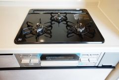 複数の調理を一度に行うことができる3口コンロ。効率よくお料理が出来ます。毎日のお料理も楽しくなりますね＾＾