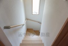 同仕様写真。小さなお子様やご高齢の方でも安心できる、手すり付き階段。段差も低めで設定されており、安全性にも優れています。