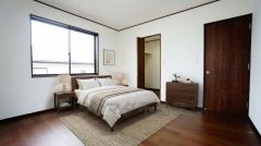 家具はイメージです。ご夫婦お二人のプライベートシーンを演出する寝室は、大容量のウォークインクローゼット付き。