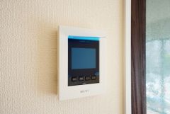 防犯性、セキュリティ対策に安心できるテレビモニター付きインターフォンです。セールスマン対策にもなり安心できます。