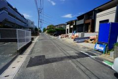 全戸駐車スペースも2台確保、来客時にも便利。大きな車でも駐車しやすいため、車のサイズを気にせず好きな車に乗れます。