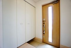 白を基調とした明るい玄関です。大容量のシューズボックスは家族全員の増えがちな靴や物をすっきり収納できます。