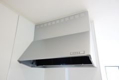 お手入れが簡単なスリム型レンジフードです。調理により発生する油煙や臭いを吸い込み、屋外へ排気してくれます。