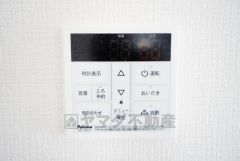 キッチン横からボタンひとつで操作が楽々。