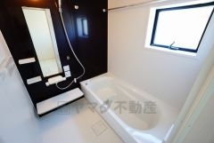 同仕様写真。1日の疲れを癒すくつろぎのバスルーム。足を伸ばしてもゆったりと入れるサイズです。お子様と一緒にお風呂に入っても狭くないですね^^