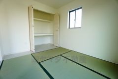 同仕様写真。リビングからの続き間として和室をご用意しました。普段はリビングとつなげて開放的なスペースとして、来客時には客間としてお使いいただけます。