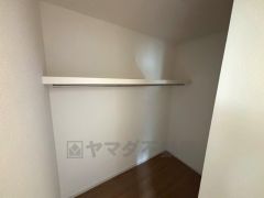 収納力豊富なウォークインクローゼット。洋服や小物などを1箇所にまとめて美しい収納を実現します。スーツケースのような大型の荷物も置けます＾＾