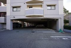 駐車場月額7，000～8，000円。詳しくはお問い合わせ下さい＾＾