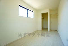 木目調のシンプルデザインで落ち着きと安らぎの空間に仕上げています。各部屋に収納が完備されているので、お荷物が増えても安心の設計です。