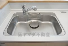 同仕様写真。広々とした凸型シンクに洗剤ポケットを標準装備。大きなお鍋など洗いやすいです。