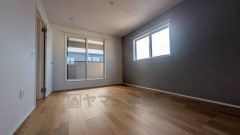 寛ぎの時間を紡ぎだす主寝室は、大型ベッドを置いても余裕の広さを確保しています。