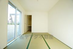 リビングからの続き間として和室をご用意しました。普段はリビングとつなげて開放的なスペースとして、来客時には客間としてお使いいただけます。