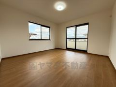 2面採光を確保した明るい室内は、風通しも良く、大変居心地の良い空間となっております。爽やかな風を感じて起きる朝は、快適生活の始まりに。