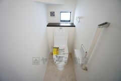 温水洗浄機付トイレです。節水機能もあるので、安心して使えますね。もちろん、1階2階の2ヶ所にトイレがあるので、忙しい朝にもゆとりができますね。