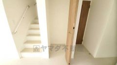 物が散らかりやすいリビングに収納スペースを確保。書類や雑貨をひとまとめにできまるため、お部屋をすっきりさせることが出来ます。