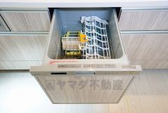 食後の時間にゆとりを与えてくれる食器洗い乾燥機。操作ボタンも上面にあるので、腰をかがめずに操作が楽々。