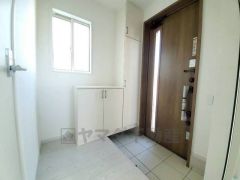 たっぷり収納できるシューズボックスです。家族全員の靴がきれいに整頓できます。棚の上にお花や写真を飾っても良いですね。