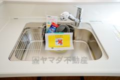 大きなお鍋も楽々洗える幅の広いシンクです＾＾ステンレスシンクなので簡単にお掃除できますよ。洗剤やスポンジもすっきりできる収納付き。