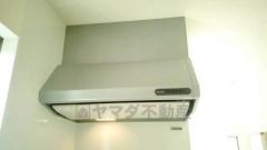 お手入れが簡単なスリム型レンジフードです。調理により発生する油煙や臭いを吸い込み、屋外へ排気してくれます。