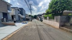 前面道路は広く、車同士がすれ違うスペースが十分にあります。落ち着いた住宅地内で快適な生活を実現してみませんか＾＾