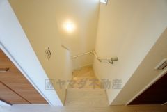 同仕様写真。お子様も高齢の方も安心して上り下りができる手摺がついた安心設計です。 階段には小窓を配置しました。日中でも暗くなりがちな階段下が明るくなり安全ですね。