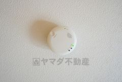 火災による煙や熱を感知して、警報音やブザー等で火災の発生を知らせてくれる火災警報器。