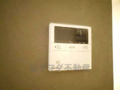 キッチン横からお湯張り、追い炊き、足し湯がボタン一つで楽々操作できる給湯機リモコンです。忙しい夕飯準備の時間帯に重宝しますね。