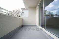 同仕様写真。広々としたバルコニー。 天気のいい日にはお布団もまとめて干せそうですね＾＾