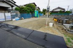 現地（2025年6月9日）撮影。駐車スペースはゆとりある3台分を確保。マイカー用に、お客さま用に、余裕を持ってご利用いただけます。