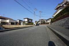 現地（2025年3月21日）撮影。前面道路は広く、車同士がすれ違うスペースが十分にあります。落ち着いた住宅地内で快適な生活を実現してみませんか＾＾