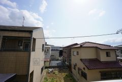 住宅地ですが隣家との高さを変えてバルコニーを設置しているので景色を楽しめるようになっています。また南向きで陽射しも確保しています。