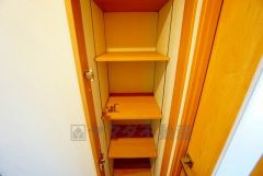 玄関ホールに収納スペースを確保。日用品や趣味の道具入れとして便利です。扉付きなので見た目もスッキリ＾＾