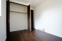 暖かい日差しが差し込む洋室。たっぷり収納できるクローゼット付きでお部屋の中をすっきりと快適に保てます。