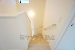 小さなお子様やご高齢の方でも安心できる、手すり付き階段。段差も低めで設定されており、安全性にも優れています。