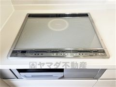 同仕様写真。汚れてもサッとふける、お手入れのしやすいIHクッキングヒーター。オール電化なので経済的です。