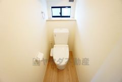 温水洗浄機付トイレです。節水機能もあるので、安心して使えますね。もちろん、1階2階の2ヶ所にトイレがあるので、忙しい朝にもゆとりができますね。