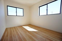 2面採光を確保した明るい室内は、風通しも良く、大変居心地の良い空間となっております。爽やかな風を感じて起きる朝は、快適生活の始まりに。