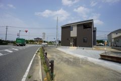 前面道路は広く、車同士がすれ違うスペースが十分にあります。落ち着いた住宅地内で快適な生活を実現してみませんか＾＾