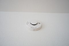 同仕様写真。火災発生をいち早く知らせてくれる火災報知器は標準装備です。