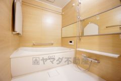 足を伸ばせる浴槽で毎日の疲れを癒してください。